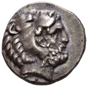 CARIA, Kos, ca.345-340 f.Kr., didrachme (6,87 g). Hode av Herakles mot høyre kledd i løveskinn/Kvinnehode mot venstre