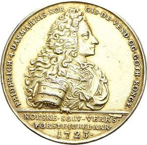 Frederik IV, Norske sølvverk 100 år 1723. Wif. Sølv. 42 mm. Forgylt og lite filemerke/gilt and minor test of filing