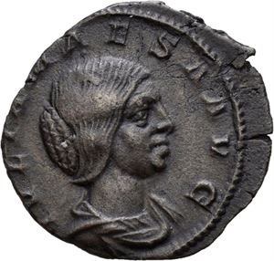 Julia Maesa d.225 e.Kr., denarius, Roma 218-220 e.Kr. R: Pudicitia sittende mot venstre. Skjevt preget/struck off center
