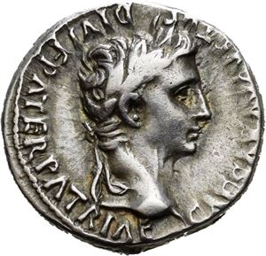 Augustus 27 f.Kr.-14 e.Kr., denarius, Lugdunum 2 f.Kr.-4 e.Kr. R: Gaius og Lucius Caesars stående