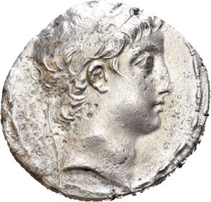 SELEUKID KINGS of SYRIA. Demetrios II Nikator (first reign, 146-138 BC). AR tetradrachm (16,31 g). Antioch on the Orontes mint. Dated SE 167 (=146/5 BC). Diademed head of Demetrios II to right / BASI?EOS ?HMHTPIOY TEOY F??????FOY NIKATOPOS, Apollo seated left on omphalos, holding arrow in right hand and grounded bow in left hand; palm branch in outer left field; Z?? (date) followed by monogram in exergue. Numerous very light cleaning scratches. Some corrosion in the fields and light cleaning scratches on obverse. Bright surfaces.