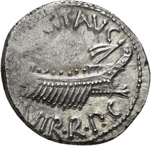 MARKUS ANTONIUS d. 30 f.Kr., denarius 32-31 f.Kr. Gallei mot høyre/Legionørn mellom to standarder. (LEG II)