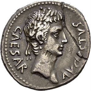 Augustus 27 f.Kr.-14 e.Kr., denarius, Caesaraugusta 19-18 f.Kr. R: Komet med 8 stråler. Pregesprekk/striking crack