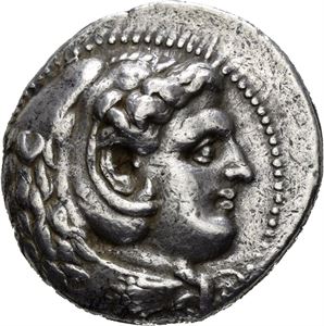 Makedonia, Alexander den store 336-323 f.Kr., tetradrachme, Babylon, 325-323 f.Kr. (17,11 g). Hode av Herakles i løveskinn mot høyre/Zeus sittende mot venstre