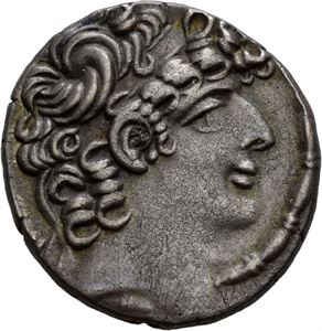 SYRIA, Romersk provins 46-45 f.Kr., tetradrachme (14,92 g). Hode av Philip mot høyre/Zeus sittende mot venstre