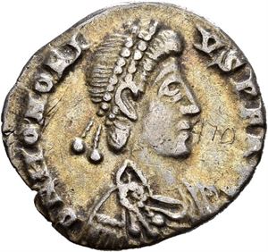 Honorius 393-423, siliqua, Roma 404 eller 407-408. R: Roma sittende mot venstre
