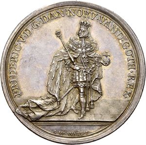 Frederik V. Kongens salving 1747. Wahl. Sølv. 44 mm. Filemerke i kanten/traces of filing on the edge