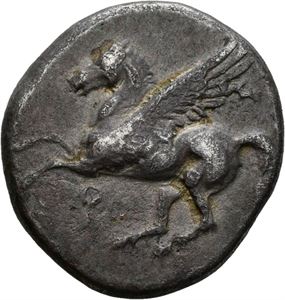 CORINTHIA, Corinth, 350-300 f.Kr., stater (8,29 g). Pegasus mot høyre/Hode av Athene med Korintisk hjelm mot venstre