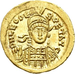 Leo I 457-474, AV solidus, Constantinople (4,48 g). Helmeted and cuir. bust three-quarter face to r., holding shield and spear/Victory stg. l., holding long jewelled cross