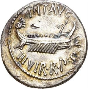 MARCUS ANTONIUS d.30 f.Kr., denarius, Patrae (?) 32-31 f.Kr. Gallei mot høyre/Legionørn mellom to faner. Lite testmerke/minor test mark