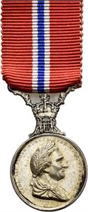 Carl XIV Johan. Medalje for Borgerdaad. Miniatyr. Throndsen. Sølv med hempe og bånd. 15 mm