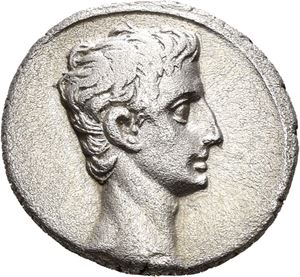 Augustus 27 f.Kr.-14 e.Kr., denarius, Colonia Patricia 18-16 f.Kr. R: Steinbukk mot høyre