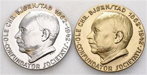 Ole Chr. Bjørnstad 1862-1942. Norsk Numismatisk Forening 50 år 1977. Lot 2 stk. Rui. Sølv og bronse. 40 mm