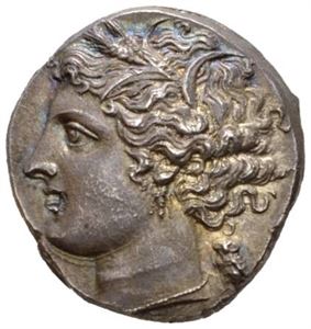 SICILIA, Syrakus, 5.demokrati 214-212 f.Kr., 8 litrai (6,64 g). Hode av Demeter mot venstre/Nike i quadriga mot høyre