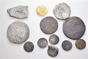 Rundesett bestående av Utrecht dukat og 11 sølvmynter
