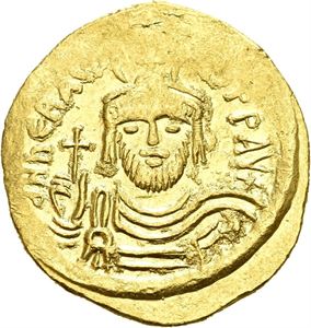 Heraclius 610-641, AV solidus, Constantinople (4,44 g). Draped and cuir. bust facing with short beard, wearing plumed helmet and holding cross/Cross potent on three steps