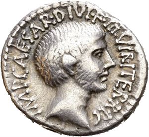 Octavian 36 f.Kr. AR denarius (3,72 g), Italia. Advers: Bart hode av Octavian mot høyre. Revers: Tempel for Divus Julius.