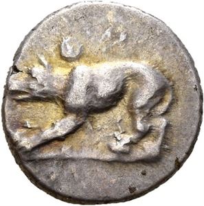 ARGOLIS, Argos. 270-250 BC. AR trihemiobol (1,18 g). Wolf at bay to left, ? above / Crested Corinthian helmet to left, ?E below. Well struck on good metal. Wonderfully toned.