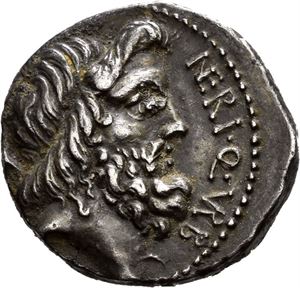 Cn. Nerius 49 f.Kr., denarius. Hode av Saturn mot høyre/Legionørn mellom to faner. Noe skjevt preget/struck a little off center