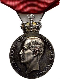 Haakon VII. 100 års medalje 1872-1972. Throndsen. Sølv med spange. 28 mm