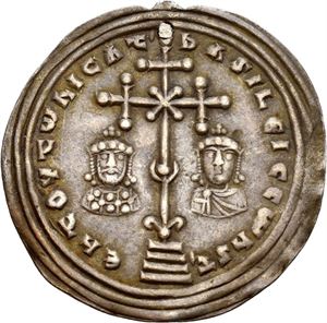 Basil II 976-1025, milaresion, Constantinople 989-1025 e.Kr. Patriarkalkors på 4 trinn mellom portrett av Basil og Constantin/Skrift i 5 linjer. Plugget/plugged