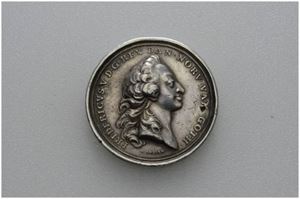 Den lille gullmedalje 1758. Arbien. Sølv. 36 mm. Små riper og hakk/minor scratches and pecks