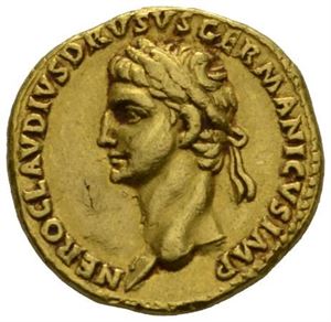 NERO CLAUDIUS DRUSUS d.9 f.Kr., aureus, Lugdunum 41-42 e.Kr. (7,74 g). R: Triumfbue. Denne triumfbuen ble reist over Via Appia for å markere hans seire i Germania. Nero Claudius Drusus var yngre bror av Tiberius, gift med Antonia som var datter av Marcus Antonius og Octavia. Han var faren til Germanicus og Claudius.