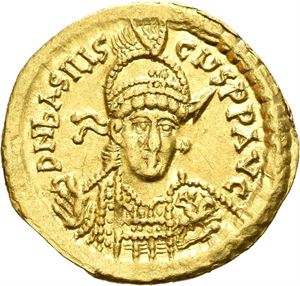 Basiliscus 475-476, AV solidus, Constantinople (4,45 g). Helmeted and cuir. bust three-quarter face to r., holding shield and spear/Victory stg. l., holding long jewelled cross