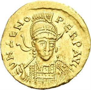 Zeno 476-491, AV solidus, Constantinople (3,93 g). Helmeted and cuir. bust three-quarter face to r., holding shield and spear/Victory stg. l., holding long jewelled cross. Some scratches in reverse field