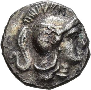 Calabria, Taras, ca.350 f.Kr., diobol (1,25 g). Hode av Athene mot høyre/Herakles mot høyre kvelende løve