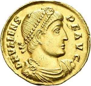 Valens 364-378, AV solidus, Nikomedia 367 A.D. (4,43 g). His diad. head r./Valens standing holding labarum with Chi-Rho banner and crowning Victory on globe