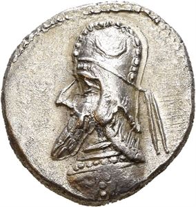 KINGS of PERSIS. Darev II (Darios II). 1st century BC. AR hemidrachm (1,80 g). Bearded head of Darios to right, wearing tiara decorated with crescent / Darios standing left and sacrificing before altar. Toned.