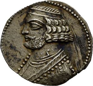 PARTHIA, Phraates IV 38-2 f.Kr., tetradrachme (14,32 g). Hans hode mot venstre/Kongen sittende mot høyre, Tyche stående mot venstre