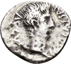 AUGUSTUS 27 f.Kr.-14 e.Kr., denarius, Emerita 25-23 f.Kr. R: Trofè over våpen