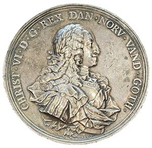 Christian VI. Christiansborgs innvielse 1740. Wahl. Sølv. 69 mm. Små riper/minor scratches