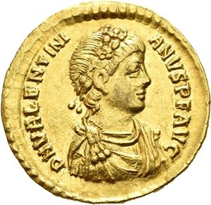 Valentinian II. AD 375-392. AV solidus, Constantinople, AD 378-383, (4,41 g). Diademed, draped and cuirassed bust of Valentinian II right, CONCORDI-A AVGGGI, Constantinopolis seated on throne facing, head right, holding globe and resting on sceptre; arms of throne is decorated as lion heads; CON OB in exergue. A few faint marks. Well struck and detailed.