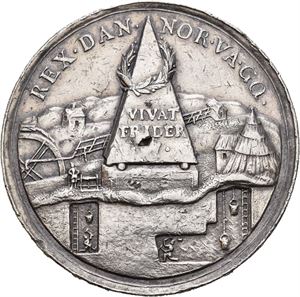 Frederik IV. Besøket på Kongsberg 1704. Ukjent medaljør. Sølv. 43 mm. Hakk, kantskader og riper/pecks, edge nicks and scratches