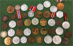 Lot 40 stk. forskjellige 17.mai medaljer 1881-1927 i forskjellige metaller. Alle med hempe