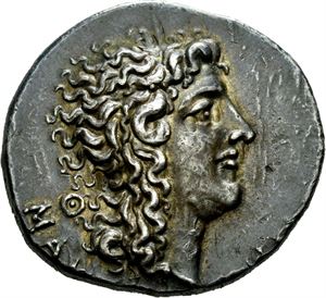 MAKEDONIA, Aesillas 90-75 f.Kr., tetradrachme (16,82 g). Hode av Alexander den store mot høyre/Pengekiste, klubbe og stol