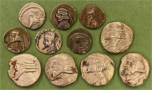 LOT #7. 5 tetradrachms and 6 drachms from the Parthian empire. Various kings. Some coins with find patina. Some with edge chips. Total of 11 coins in lot.