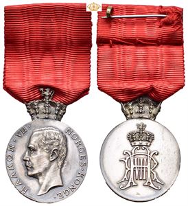 Haakon VII, Hoffets belønningsmedalje. Sølv med agraff og bånd.