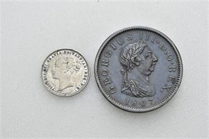 Lot 2 stk. George III, penny 1807 og Victoria, 6 pence 1879