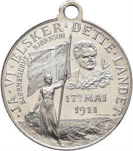 Norge, 17.mai 1911. Kvinne med norsk flagg. Sølv