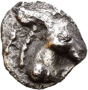 MACEDON, Mende. Circa 480-460 BC. AR tritetartemorion (0,20 g). Head of donkey right, pellet on neck / quadripartite incuse square. Toned.