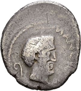 Marcus Antonius & Julius Caesar, denarius, Gallia Cisalpina april 43 f.Kr. Hode av Marcus Antonius mot høyre/Hode av Julius Caesar mot høyre. Skjevt preget/struck off center