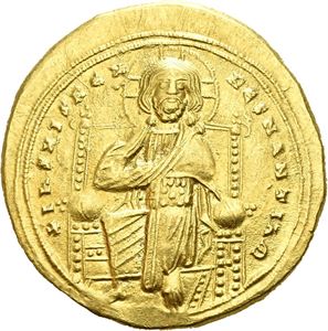 Romanus III, Argyrus 1028-1034, AV histamenon nomisma, Constantinople (4,36 g). Christ enthroned facing wearing nimbus with cross, pallium and colobium/The Virgin nimbate (on right) and Romanus bearded (on left) both standing facing. The Virgin wears pallium and maphorium and with Her right hand crowns the emperor who wears saccos and loros and holds crowned globe