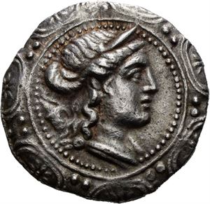 MAKEDONIA, Amphipolis, 158-149 f.Kr., tetradrachme (17,02 g). Makedonsk skjold med hode av Artemis Tauropolos mot høyre/Klubbe innenfor eikekrans. Filemerker i randen/filing on the edge