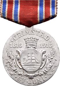 Grimstad 100 år 1916. Aluminium. 35 mm med hempe og bånd. Små riper/minor scratches