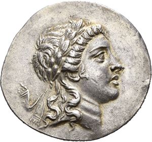 Aeolis, Myrina ca.160-143 f.Kr. tetradrachme (16,82 g). Hode av Apollo mot høyre/Apollo stående mot høyre