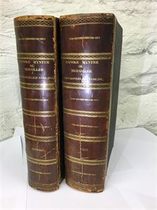 Beskrivelse over danske Mynter og Medailler i den kongelige Samling, København 1791. Innbundet i to fine halvlærsbind med gulltrykk. Ex. Jens F. S. Zinck 5/11-2013 nr.40